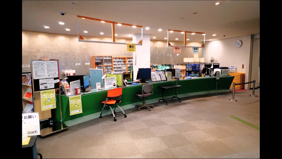 戸山図書館 1F　貸出・返却、レファレンスカウンター