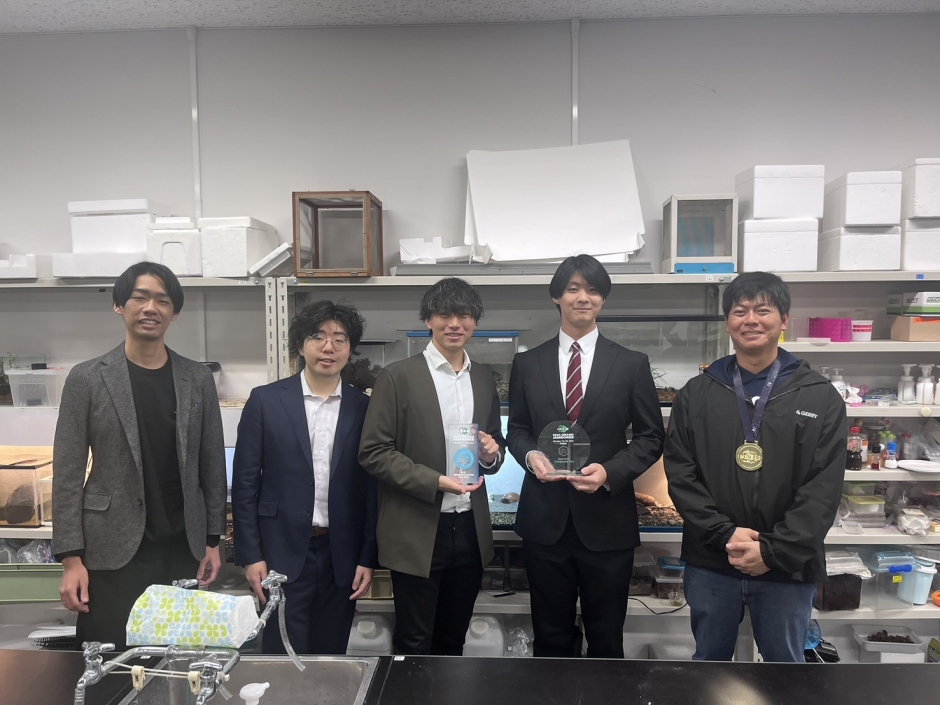 学院生物科・秋山和広先生と学院卒業メンバーの記念写真