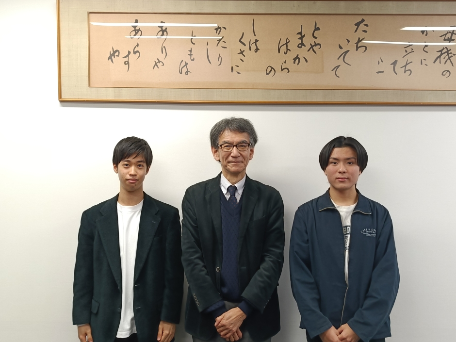 左から黒木君、武沢学院長、石田君