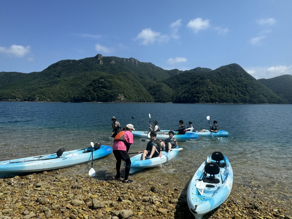シーカヤックで城山の周囲をまわる