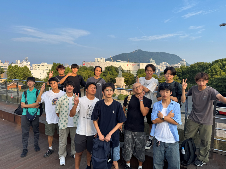 釜山の龍頭山公園（草梁倭館跡）にて