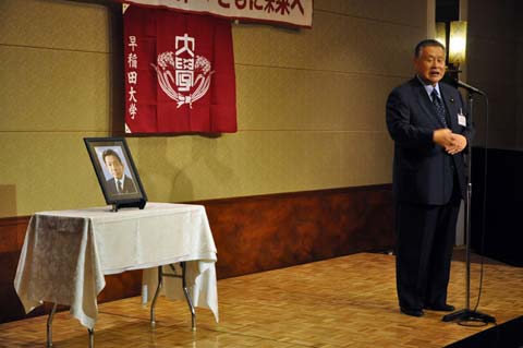 遺影を前に西岡議員を偲ぶ森会長