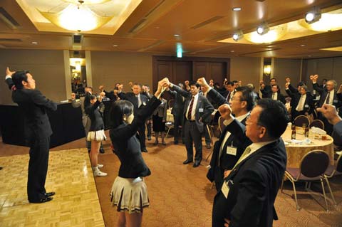 拳を振り上げて「都の西北」を熱唱