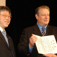 アル・ゴア氏に名誉博士学位を贈呈
