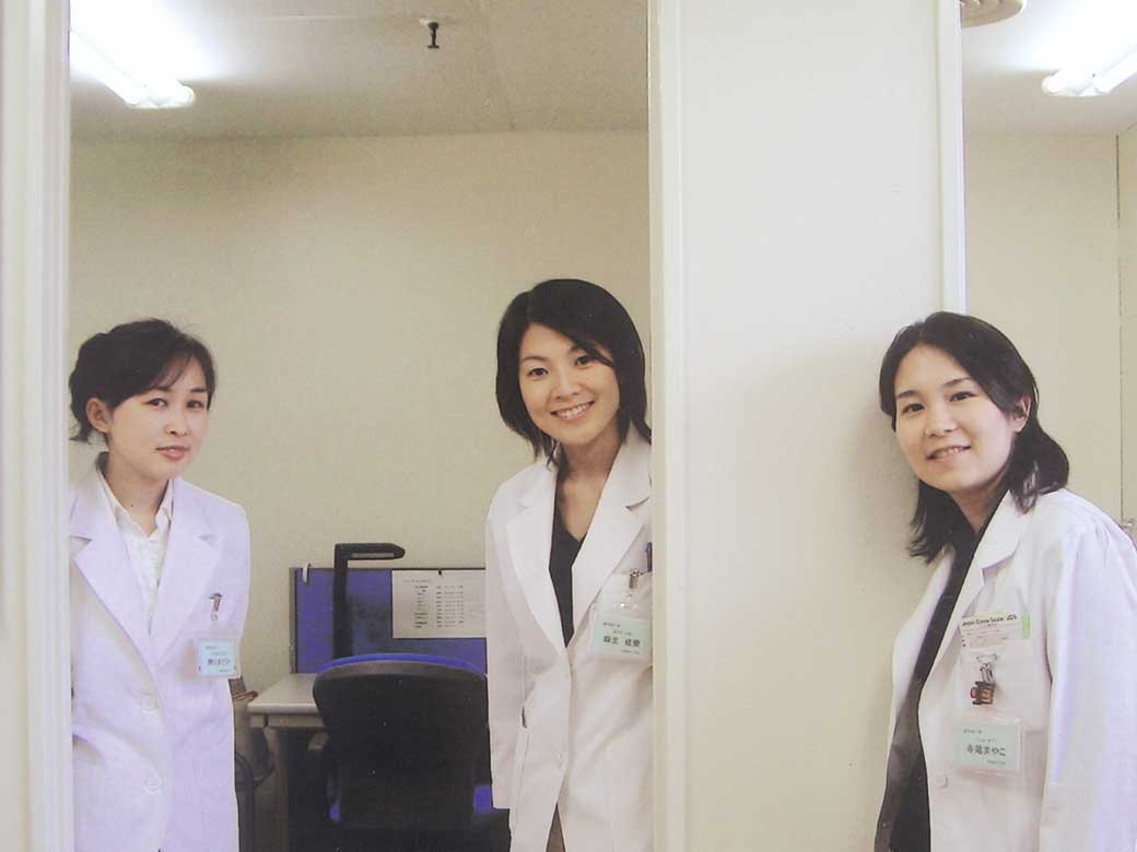 東海大学医学部時代のワセジョ3人組。今でも何かあれば相談できる同志。左から栁川さん、志田佳愛さん、寺尾まやこさん