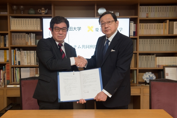 調印後、協定書を手にする深澤良彰・早稲田大学図書館長（左）と赤木完爾・慶應義塾大学メディアセンター所長（右）