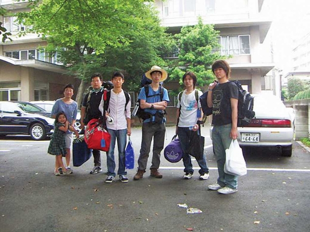 学生時代、2006年に寮生とともにジャワ島地震の震災復興ボランティアに参加。出発前に寮生と舎監さん、そのご家族と(小林さんは右から3番目)。提供:公益財団法人早稲田大学YMCA信愛学舎