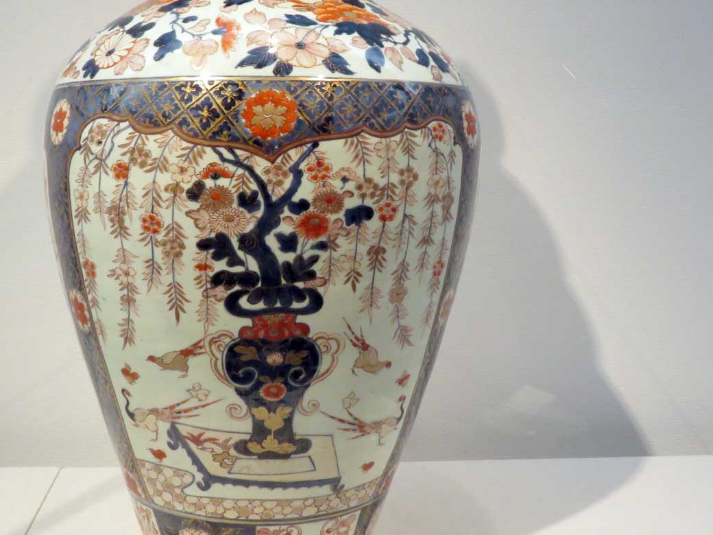 花と鳥が描かれた華やかな作品が展示されています – 早稲田大学