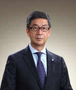 【担当業務】教学統括（プロボスト／教務・研究推進・産学連携）、人事総括<br />
<br />
早稲田大学名誉教授 <br />
<br />
【学歴】一橋大学経済学部卒業、同大学院経済学研究科博士課程修了、博士（経済学）学位取得<br />
<br />
【役職歴】 早稲田大学政治経済学術院長、政治経済学部長、大学院経済学研究科長、大学総合研究センター所長等歴任