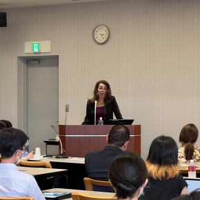 ガーダ・ワーリー国連薬物・犯罪事務所（UNODC）事務局⻑が学⽣と交流
