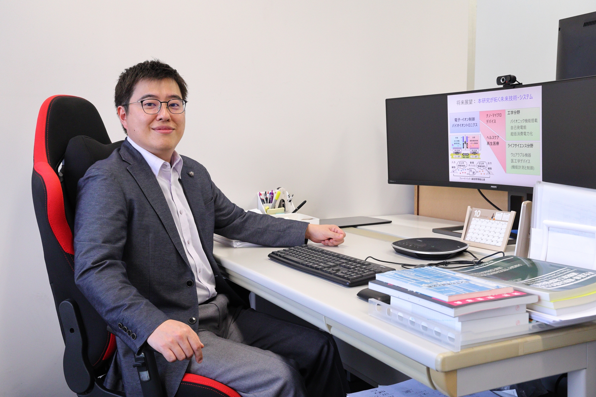 理工学術院 三宅丈雄教授 撮影:北九州キャンパス三宅研究室