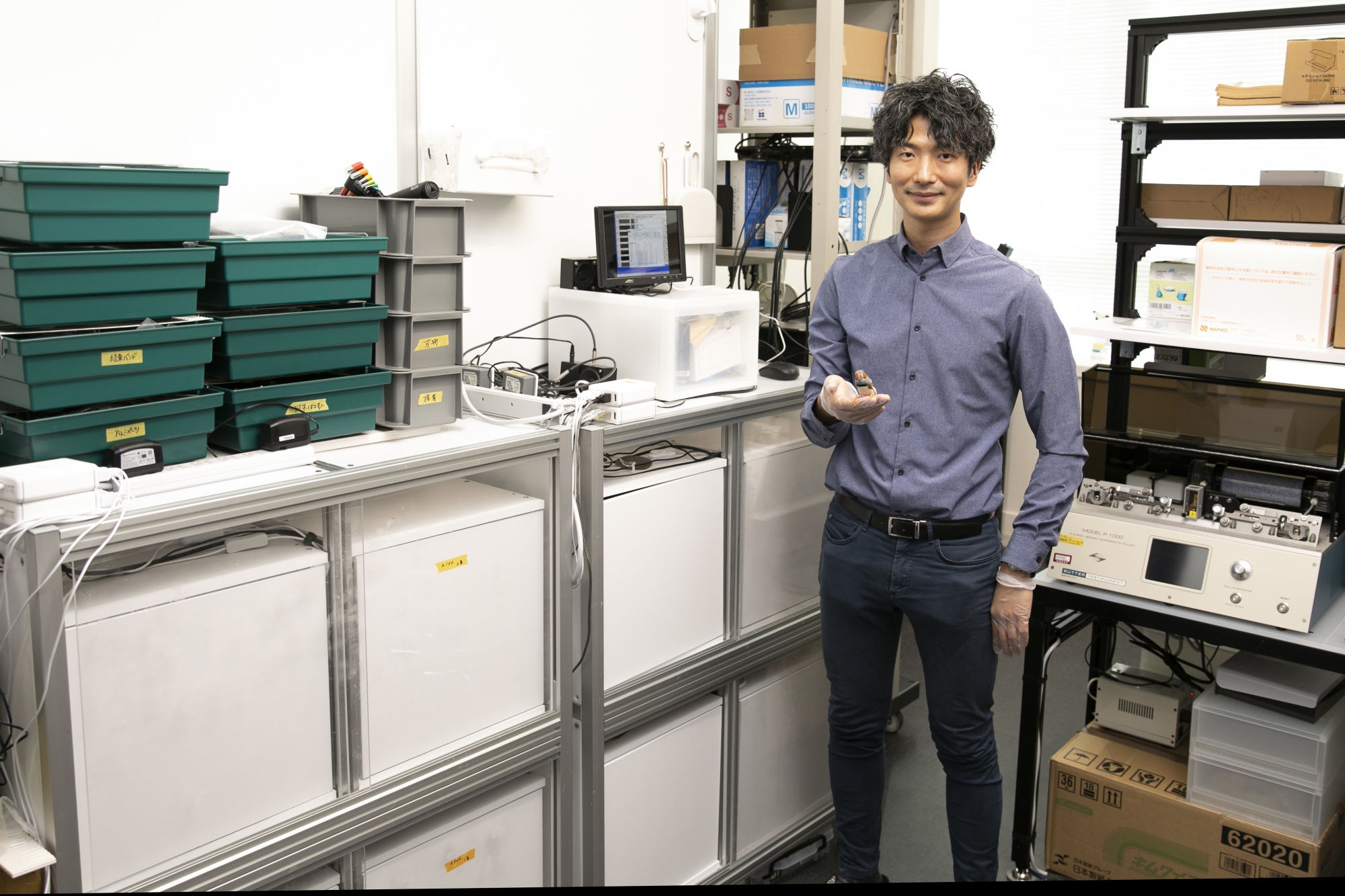文学学術院 田中雅史専任講師 撮影場所:戸山キャンパス田中研究室