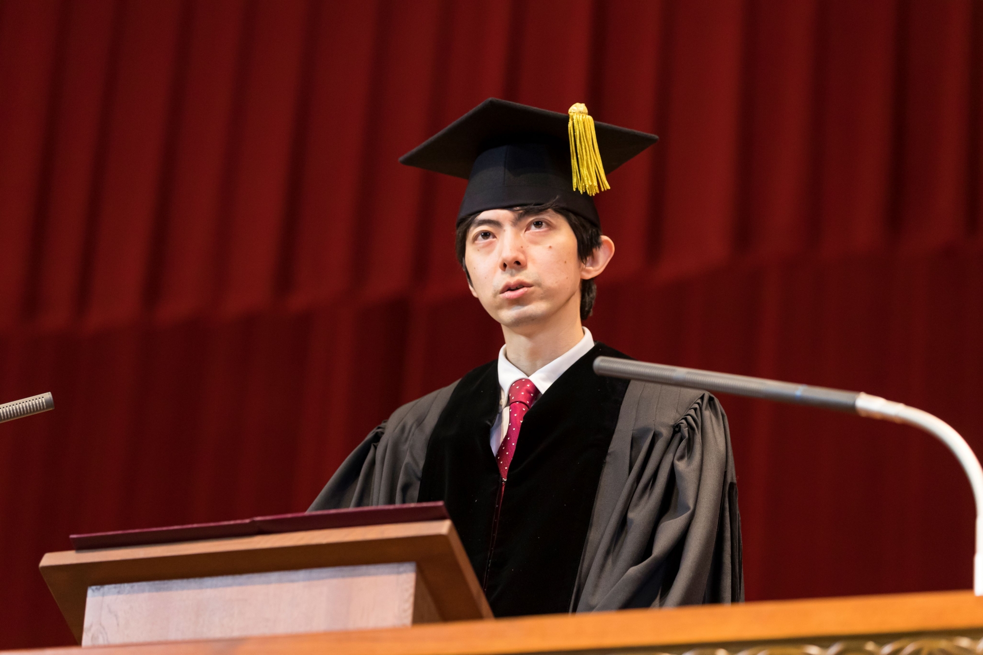 1988年東京都生まれ。2011年政治経済学部卒業。早稲田実業学校高等部在学中にプロ棋士としてデビュー。2011年には歴代2位の対戦勝率を記録し、2017年には王座のタイトル獲得。テレビ番組や動画配信サイトでの将棋解説や将棋イベントでも、柔らかな語り口で幅広い世代から人気を博す。