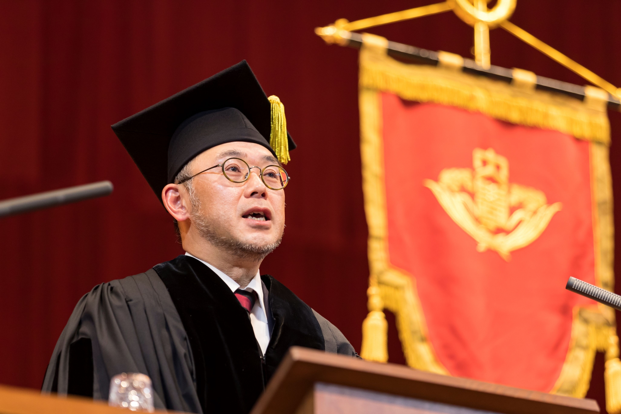 1994年本学理工学部工業経営学科卒業。<br />
株式会社NTTデータ入社。コンサルティング会社2社を経て、2008年 株式会社スタートトゥデイコンサルティング(2013年8月に株式会社スタートトゥデイに吸収合併)を設立し代表取締役に就任。2013年、株式会社スタートトゥデイ(現在の株式会社ZOZO)取締役に就任したのち2019年に株式会社ZOZO 代表取締役社長兼CEO就任。2022年8月より株式会社ZOZO NEXTの代表取締役CEOを兼任。