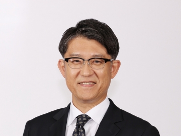 1992年理工学部卒業。<br />
卒業後、トヨタ自動車入社。技術管理部、サスペンション開発担当、カムリやレクサスGSの製品企画担当を経て、2012年からレクサスLCのチーフエンジニアとして開発を指揮。その後、Lexus International Company、GAZOO Racing Companyのプレジデント、Chief Branding Officerを経て、2023年4月より、社長・CEOに就任。