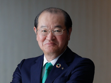 1983年政治経済学部卒業。<br />
卒業後、大和証券入社。長年にわたり投資銀行業務を中心に法人畑を歩む。また、企画・人事副担当の役員時には大和ネクスト銀行の立ち上げや不動産アセットマネジメント会社の買収等、事業拡大を主導。2009年大和証券グループ本社取締役兼常務執行役、2016年同社副社長を経て、2017年4月より現職。