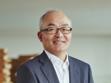 1987年商学部卒業。<br />
卒業後、 ソニー㈱（現ソニーグループ㈱）に入社。財務部や海外駐在を経て、ソニー銀行の立ち上げに携わる。その後、ソニーネットワークコミュニケーションズ㈱で代表取締役 執行役員副社長 CFOを務める。2013年にソニー㈱の業務執行役員 SVPとして、事業戦略、経営企画、財務、新規事業創出などを担当。2014年よりソニーモバイルコミュニケーションズ㈱の代表取締役社長 兼 CEOとして、スマートフォン事業の構造改革を遂行。2017年にソニー㈱ 執行役 EVP CSOとして中長期経営戦略を担当した後、2018年に専務 CFO、2020年に副社長 兼 CFOに就任。現在、ソニーグループ㈱ 取締役 代表執行役 社長 COO 兼 CFOを務める。
