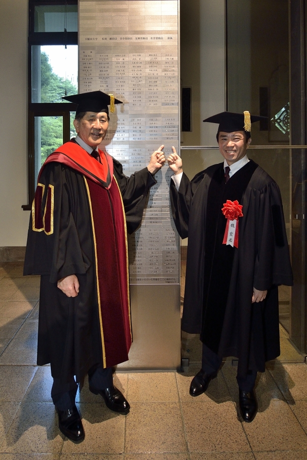 康師傅 魏宏名会長へ名誉校董を贈呈 – 早稲田大学