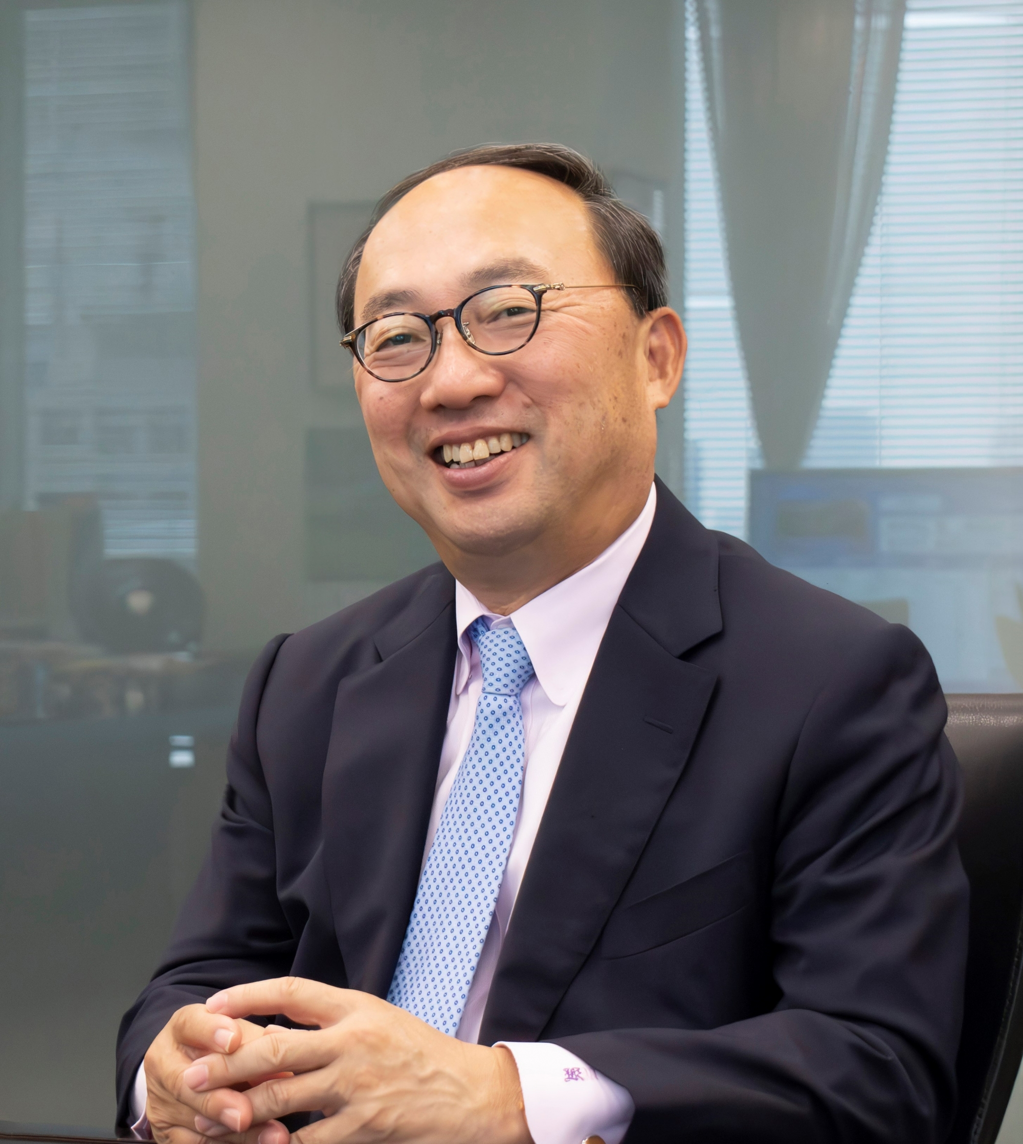 1982年早稲田大学商学部卒業。<br />
卒業後、三菱電機株式会社に入社し、名古屋製作所でキャリアをスタート。Mitsubishi Electric Europe B.V.取締役社長、FAシステム事業本部長、社会システム事業本部長、経営企画室長などを経て、2021年7月より執行役社長に就任。一般財団法人宇宙システム開発利用推進機構理事長、公益財団法人発明協会副会長等兼職。