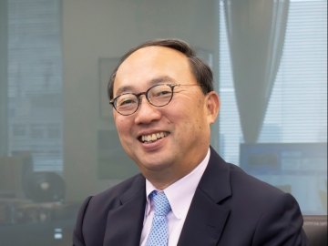 1982年早稲田大学商学部卒業。<br />
卒業後、三菱電機株式会社に入社し、名古屋製作所でキャリアをスタート。Mitsubishi Electric Europe B.V.取締役社長、FAシステム事業本部長、社会システム事業本部長、経営企画室長などを経て、2021年7月より執行役社長に就任。一般財団法人宇宙システム開発利用推進機構理事長、公益財団法人発明協会副会長等兼職。
