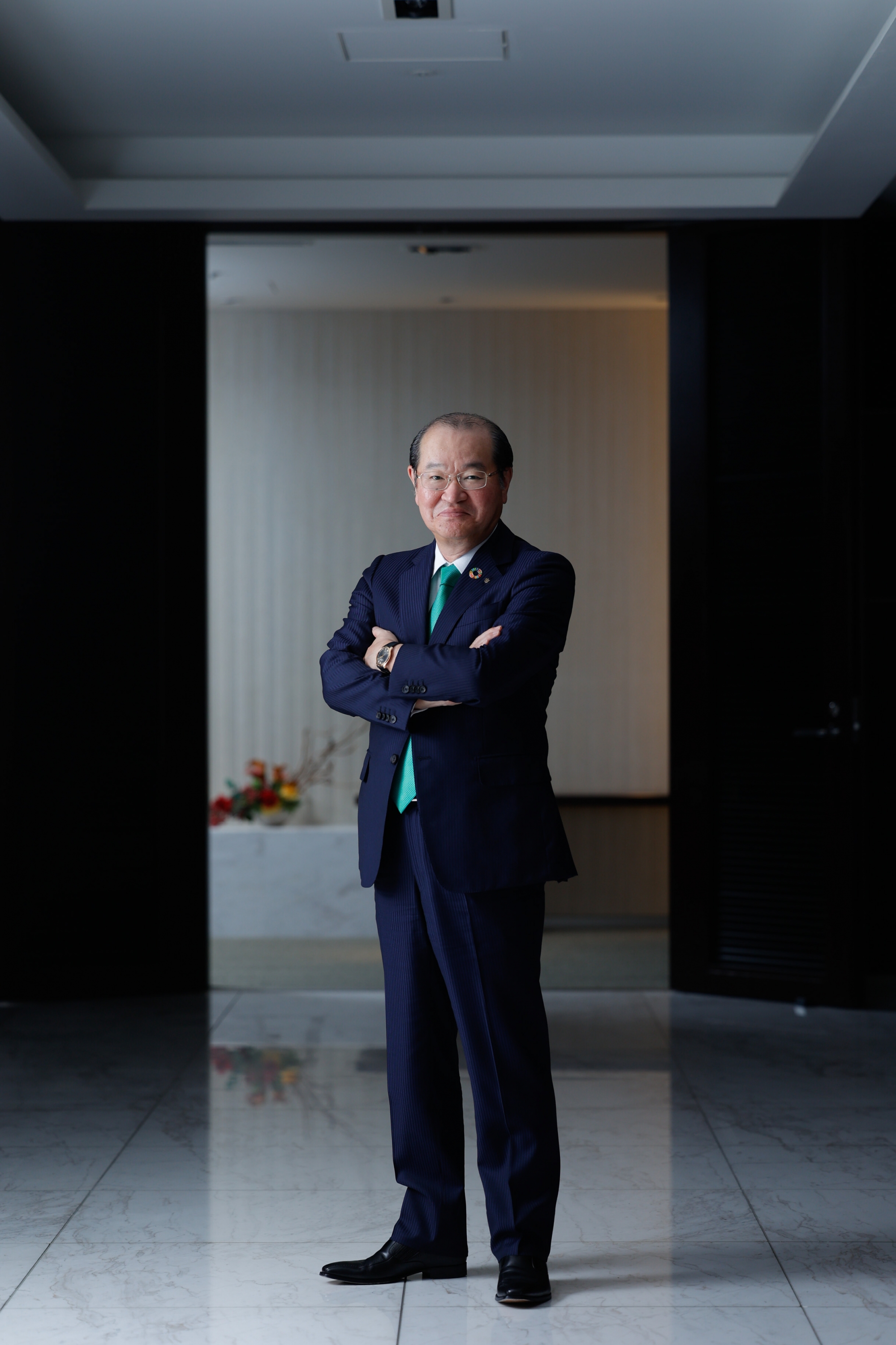 1983年政治経済学部卒業。<br />
卒業後、大和証券入社。長年にわたり投資銀行業務を中心に法人畑を歩む。また、企画・人事副担当の役員時には大和ネクスト銀行の立ち上げや不動産アセットマネジメント会社の買収等、事業拡大を主導。2009年大和証券グループ本社取締役兼常務執行役、2016年同社副社長を経て、2017年4月より現職。