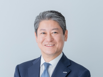 1988年商学部卒業。<br />
卒業後、松下電器産業株式会社（現パナソニック株式会社）に入社。テレビやデジタルカメラなどデジタル家電のマーケティングを日本やブラジルで担当した後、テレビ事業部長、アプライアンス社社長などを経て、2022年にパナソニック株式会社代表取締役社長執行役員CEOに就任。