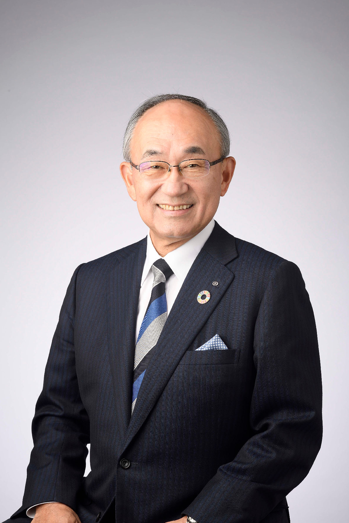 1981年大学院理工学研究科修士課程修了。<br />
卒業後、清水建設株式会社入社。2013年執行役員に就任。2016年より代表取締役社長。<br />
同社は戸山キャンパス37号館　早稲田アリーナの他、多数の施設建設に携わっており、現在は2028年の竣工を目指し、西早稲田キャンパス52,53,54号館の建替を進めている。