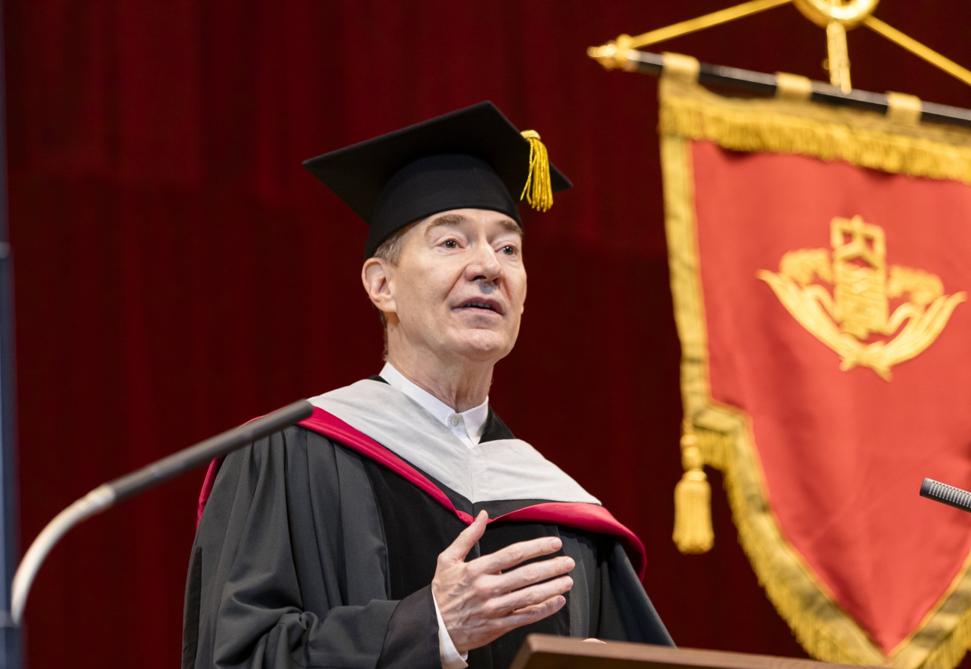 プロフィール:1981年カリフォルニア大学バークレー校ご卒業後、ハーバード大学大学院東アジア言語文化学科博士課程修了。文学博士。1985年に九州大学文学部研究生として来日後、同学部専任講師、国立・国文学研究資料館助教授、2000年に東京大学大学院総合文化研究科助教授を経て、2007年から同研究科教授、2017年4月には国文学研究資料館の館長に就任。2021年4月より現職。