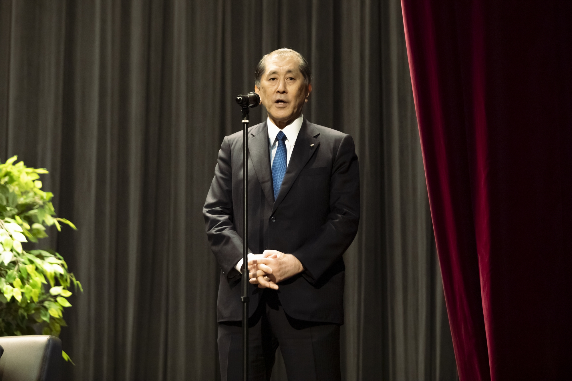本座談会を企画した田中愛治総長から総評
