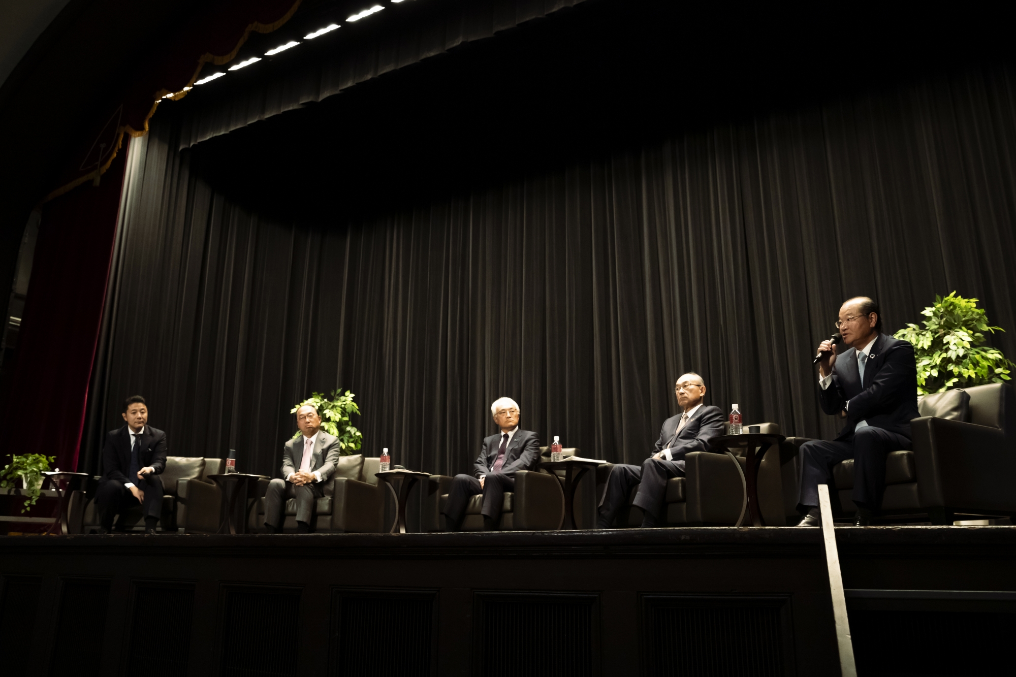 座談会の様子：左から入山教授、漆間氏、根岸氏、井上氏、中田氏