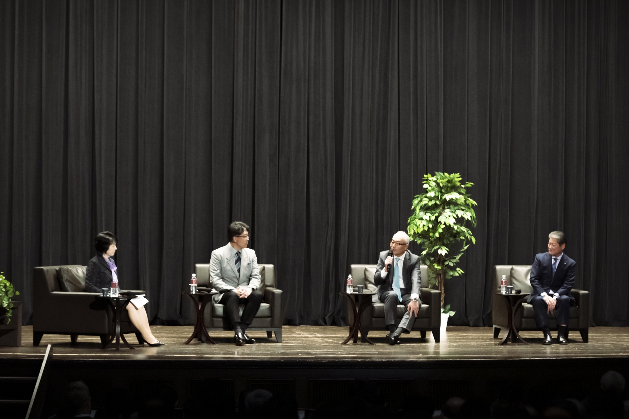 ディスカッションの様子：左から秋池氏、佐藤氏、十時氏、品田氏