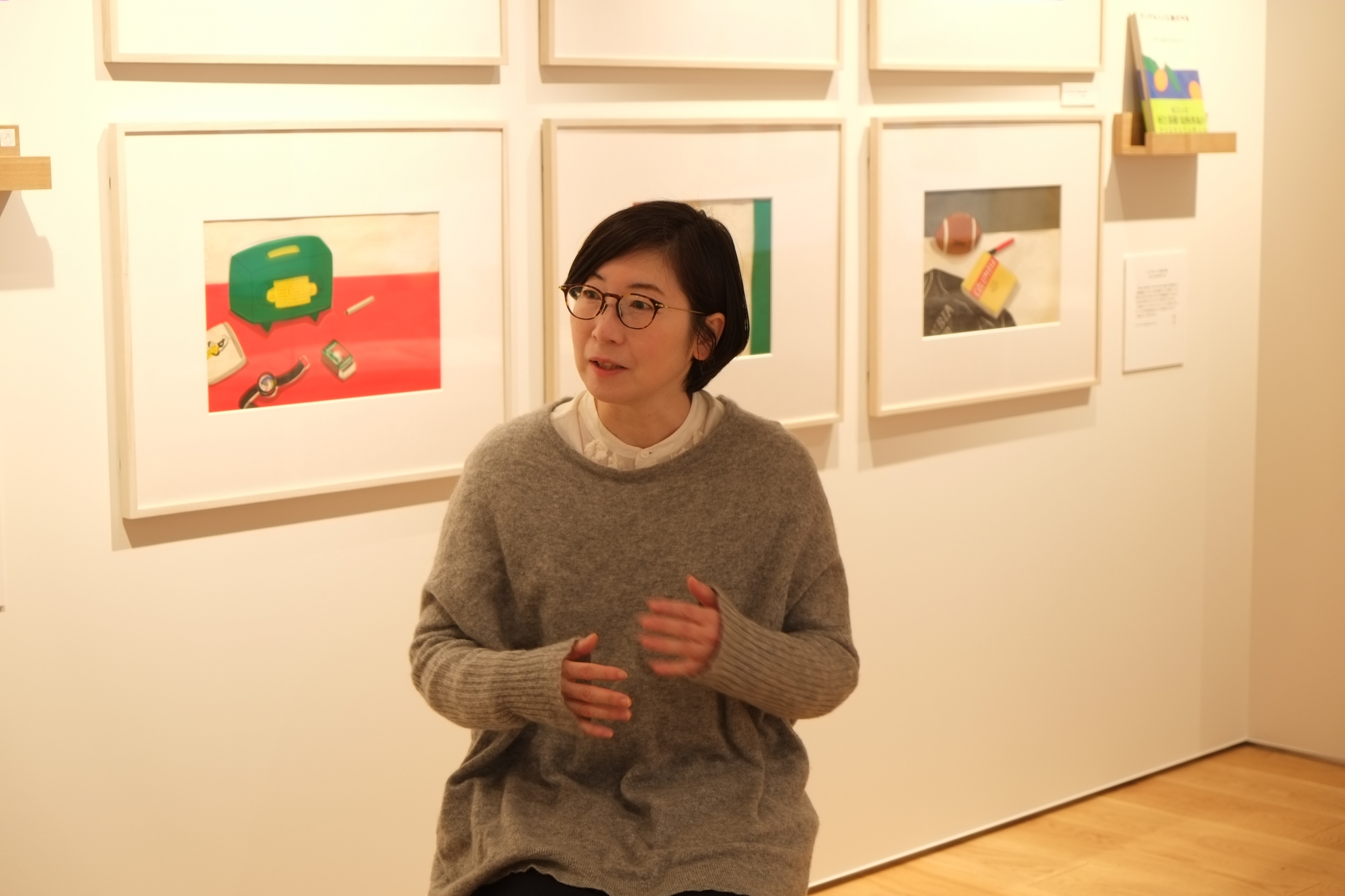 安西水丸展のキュレーターを務めた小高真紀子さん