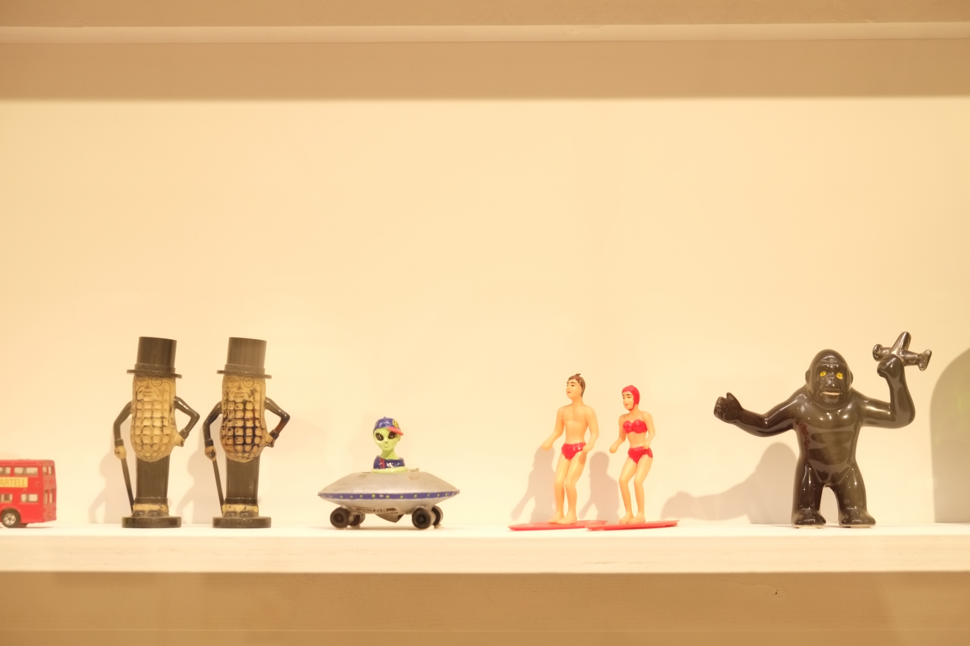 ガラスショーケースの中に並ぶ安西さんのコレクションは展示作品の中にも登場します