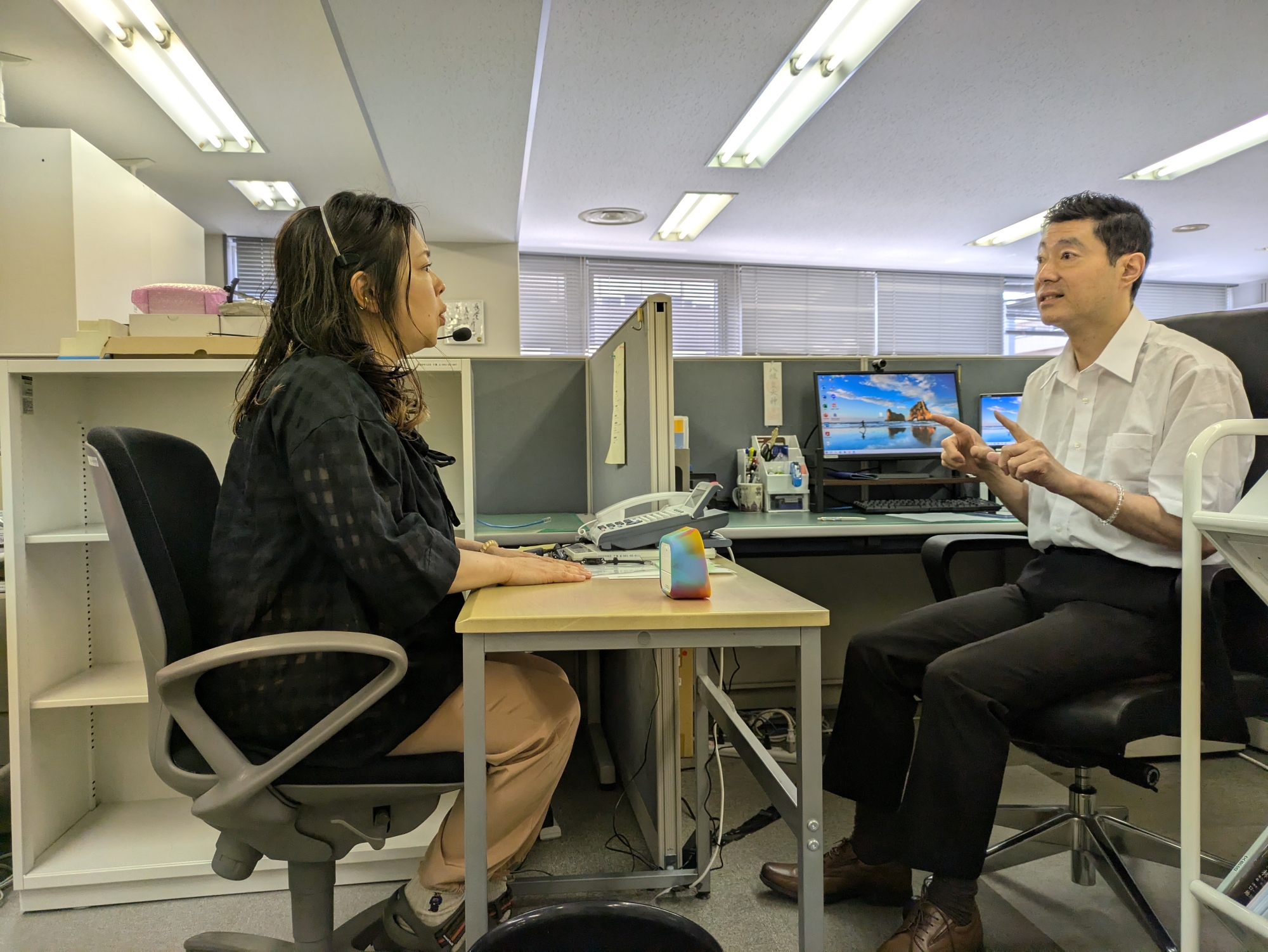 手話通訳士と若林さん(右)