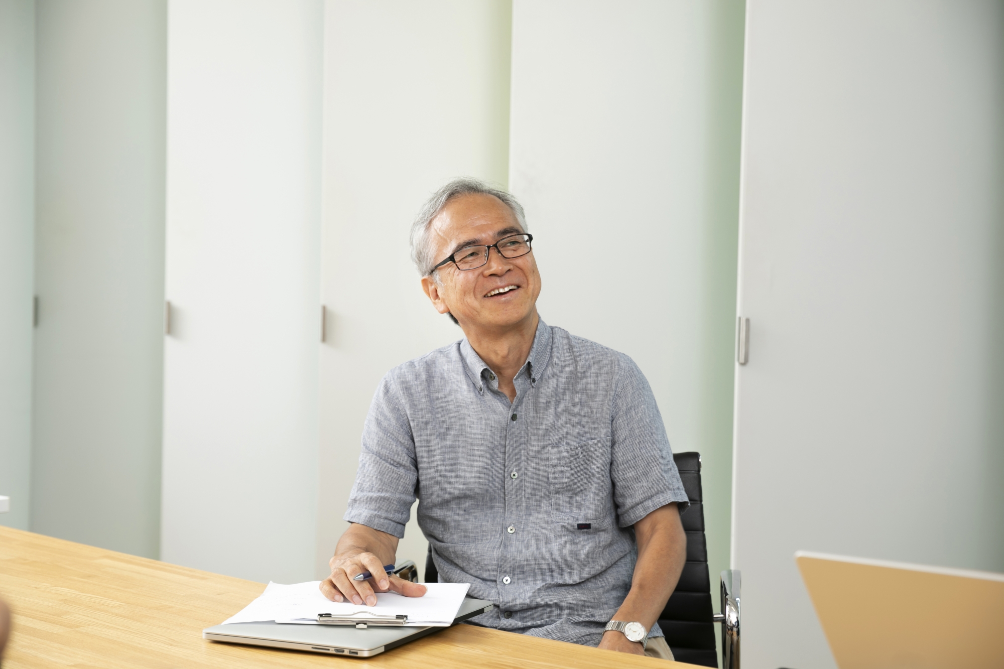 松山さんの師にあたる小林哲則教授。音声・画像処理などを用いたコンピュータ・ヒューマン・インタラクション、知能ロボット、音声の生成・知覚、インタフェースの開発パラダイムなど、幅広い研究に興味を持つ