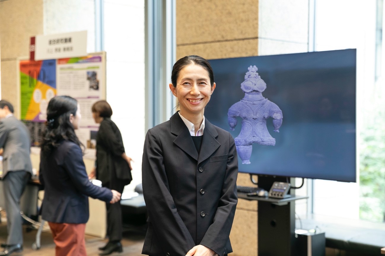 山本聡美文学学術院教授