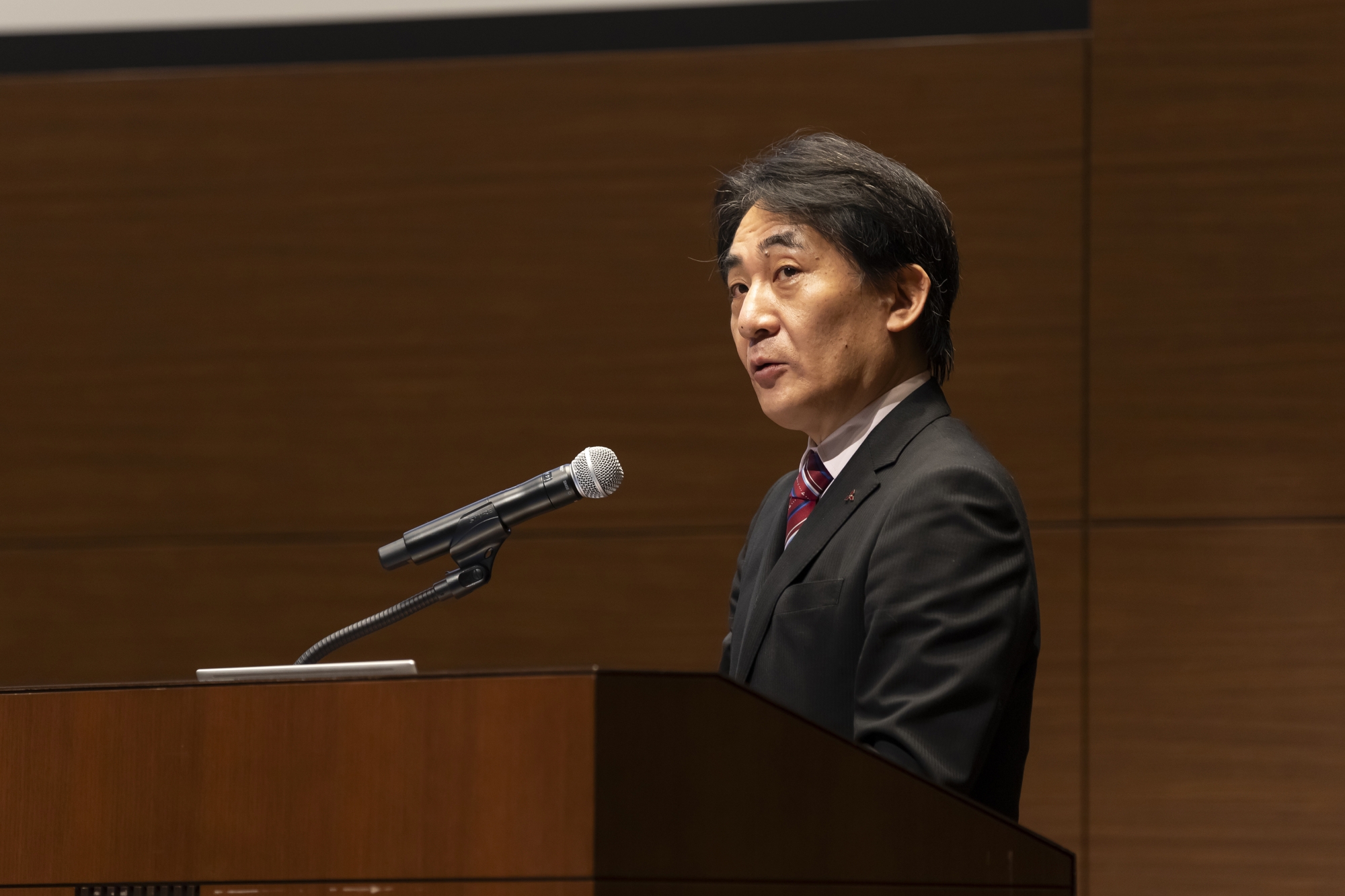 三菱電機株式会社 情報技術総合研究所副所長 浮穴朋興氏<br />
三菱電機と本学は2023年に「サステナビリティ社会の実現に向けた包括連携に関する基本協定」を締結