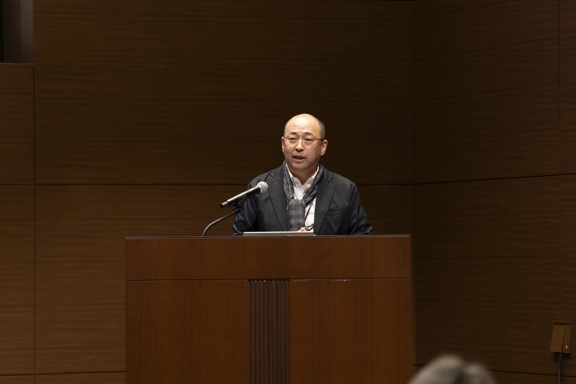 完全リサイクル型住宅や家庭用燃料電池の開発に従事する、高口洋人理工学術院教授