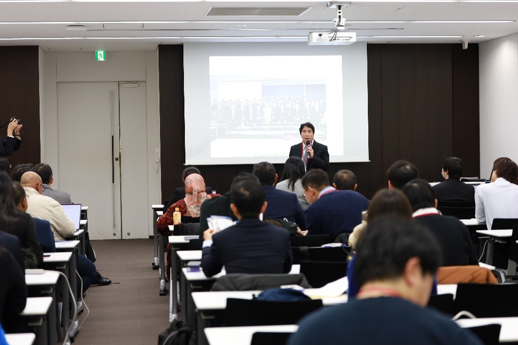開会の挨拶を行うGITI所長 嶋本 薫 教授