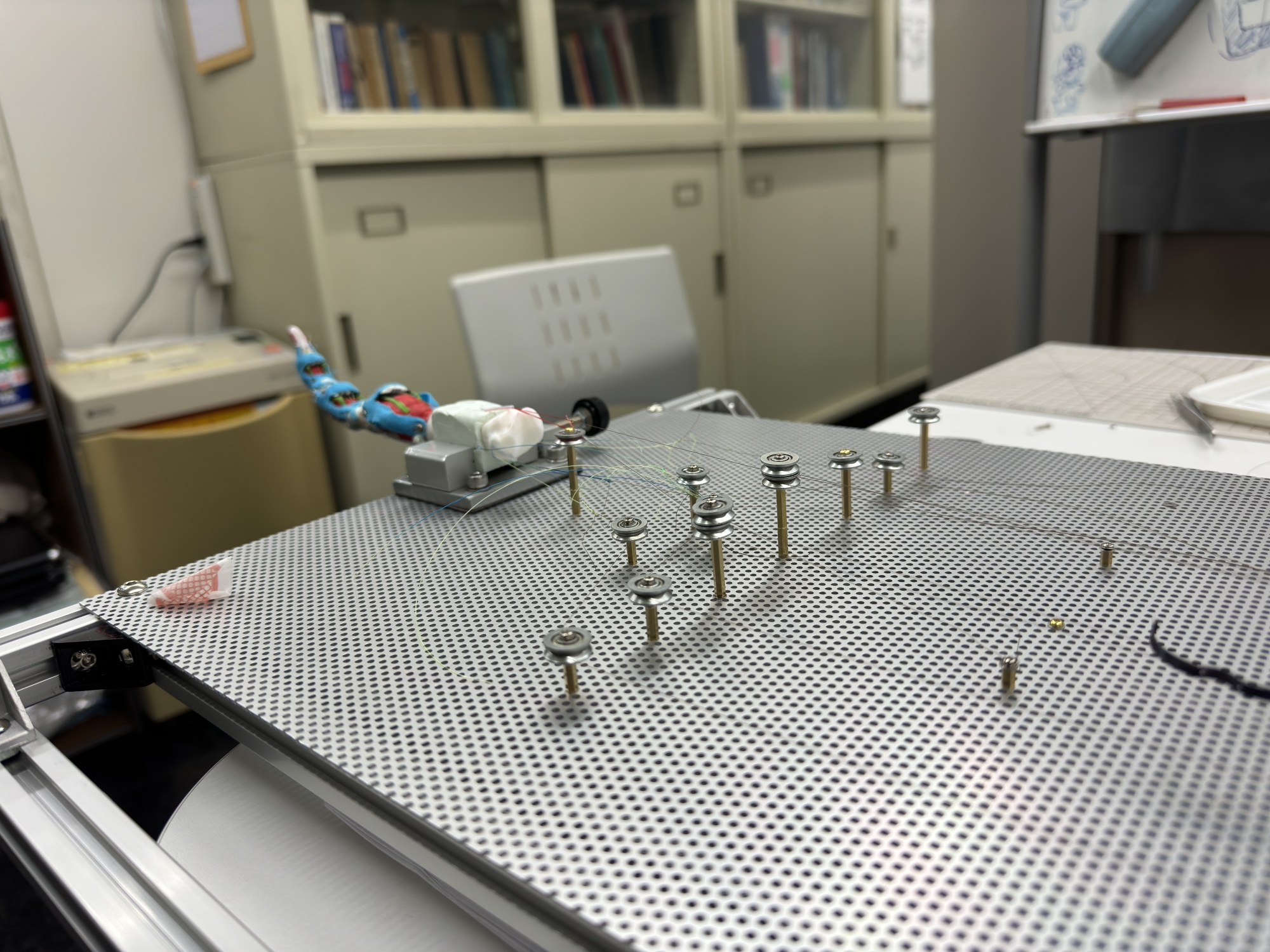 Bionic Fingerの開発風景。指のロボットに複数の人工筋肉アクチュエータをつなぎ、複雑な動きを再現しようとしている