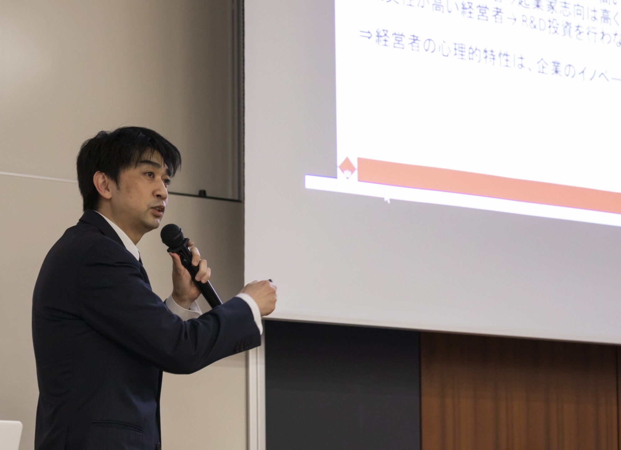 山野井 順一（商学学術院准教授）