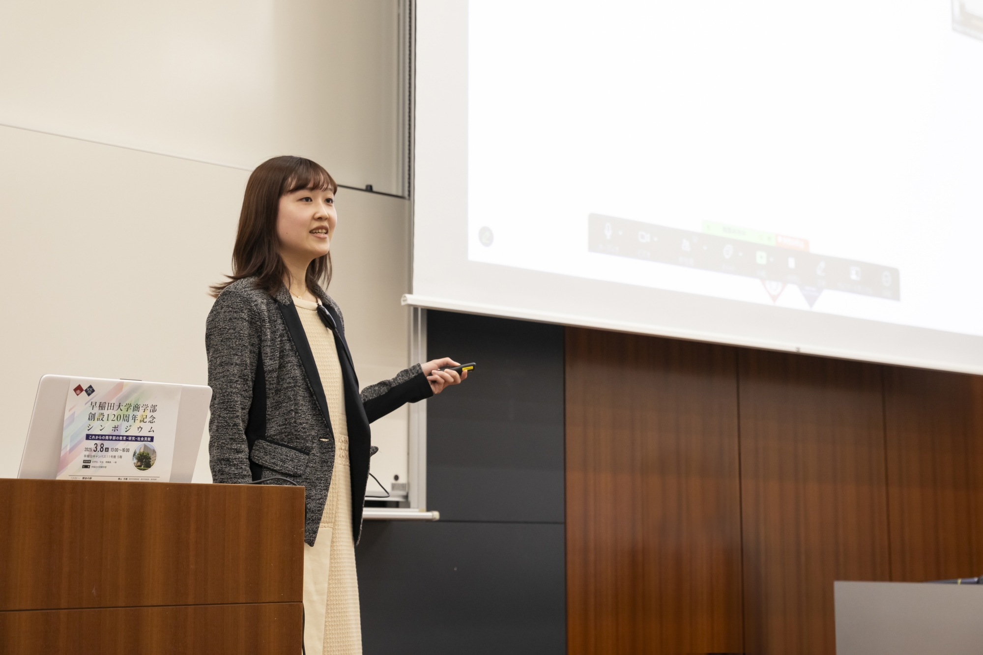 学生2名による英語でのプレゼンテーション。GMPの活動内容や魅力が報告された
