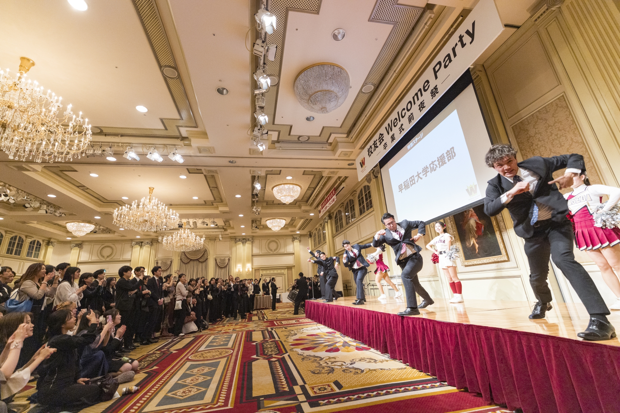 応援部ステージで盛り上がる会場