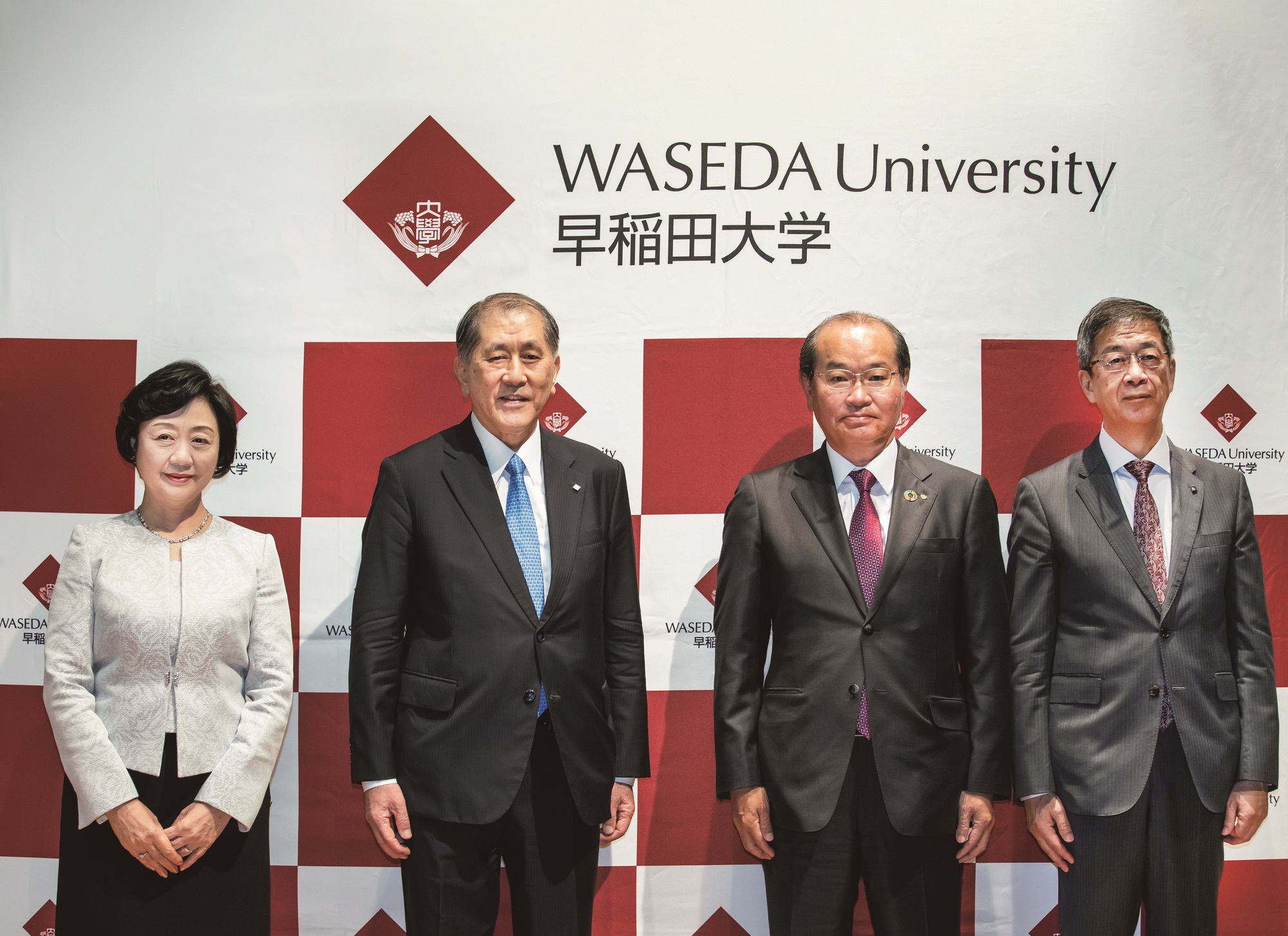 写真左より、齋藤美穂(早稲田大学副総長)、田中愛治(早稲田大学総長)、中田誠司氏(150周年記念事業推進委員会委員長)、須賀晃一(早稲田大学副総長)