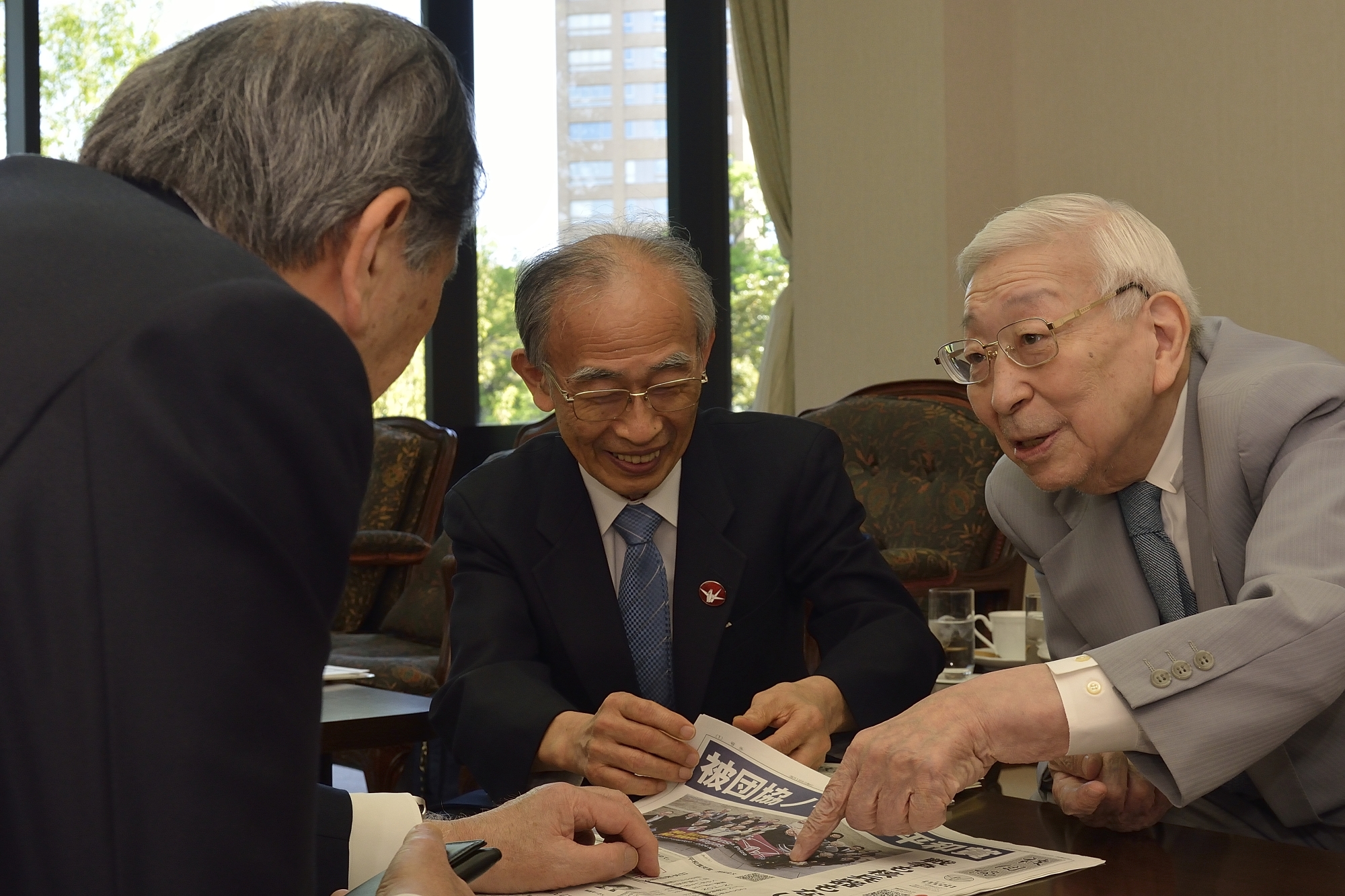 写真右より田中聰司氏、濱住治郎氏、田中愛治総長