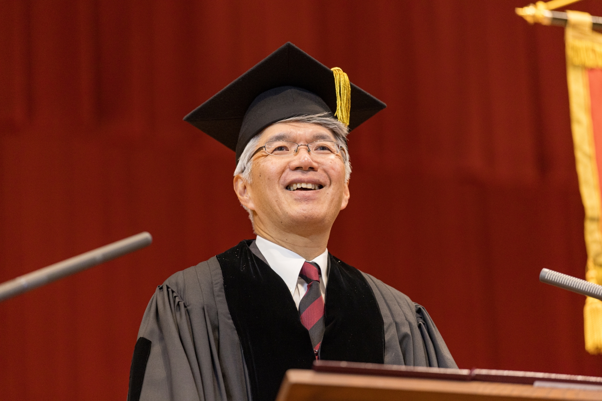 1985年早稲田大学商学部を卒業後、第一勧業銀行（現みずほ銀行）に入行。ニューヨーク大学、マサチューセッツ工科大学でMBAを取得。2000年には富士銀行、日本興業銀行との３行統合を実現し、みずほ創設の中心人物として活躍。2017年にみずほ銀行頭取に就任。2018年には全国銀行協会会長を務める。現在はJリーグ理事、早稲田大学理事に加えて、2025年4月から東京センチュリー株式会社代表取締役社長に就任。