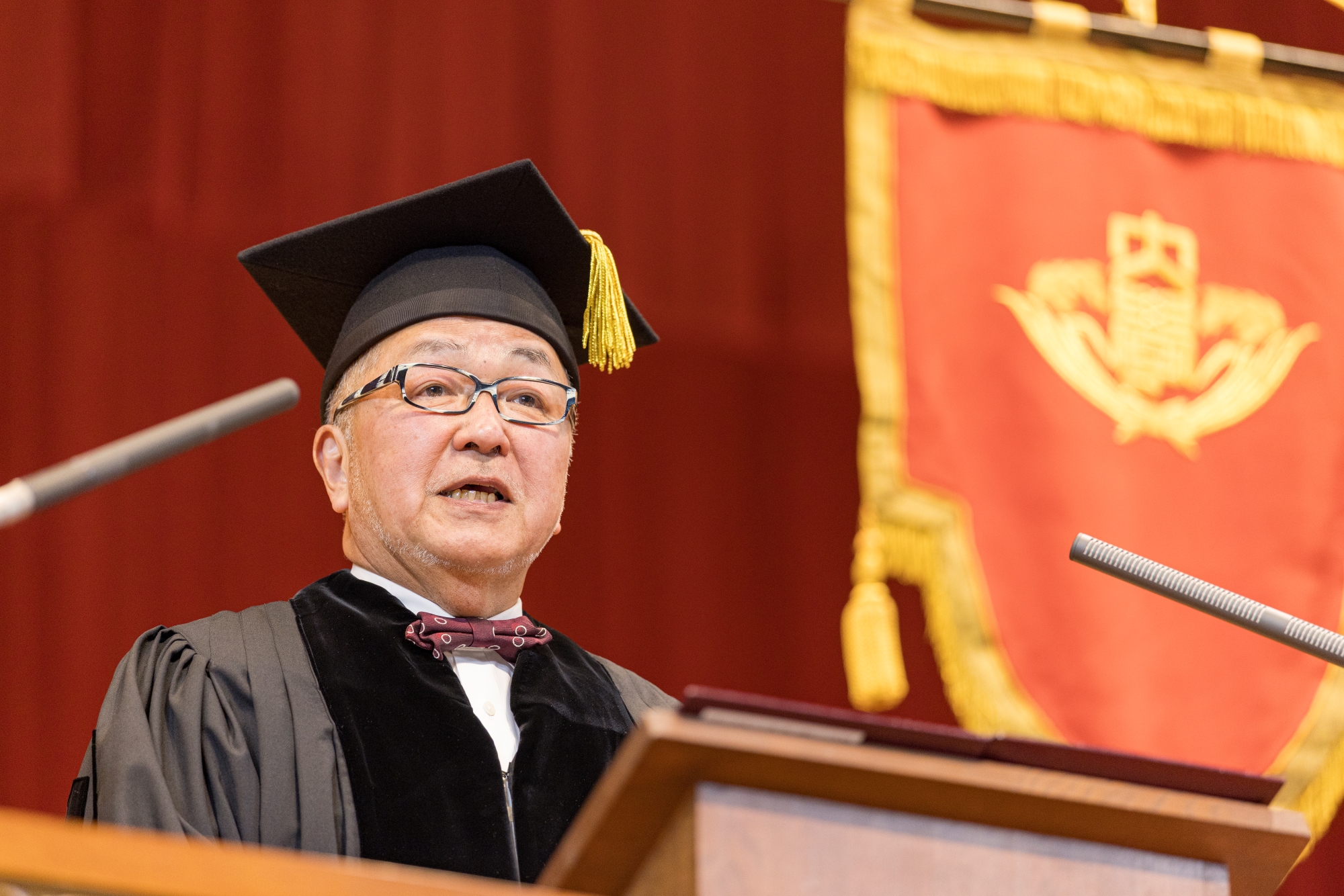 1980年早稲田大学大学院理工学研究科博士前期課程修了。早稲田大学助手、近畿大学講師、文化庁芸術家在外研修員を経て、1994年早稲田大学理工学部助教授、1997年同教授。早稲田大学芸術学校長を歴任。「茅野市民館」では2007年日本建築学会賞、2011年日本芸術院賞を受賞。2017年日本建築学会会長、2021年東京建築士会会長、2024年日本建築士会連合会会長を歴任。