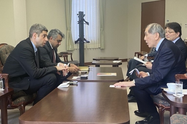 ティムラズ・レジャバ駐日本国ジョージア大使と田中愛治総長、弦間正彦理事との懇談の様子