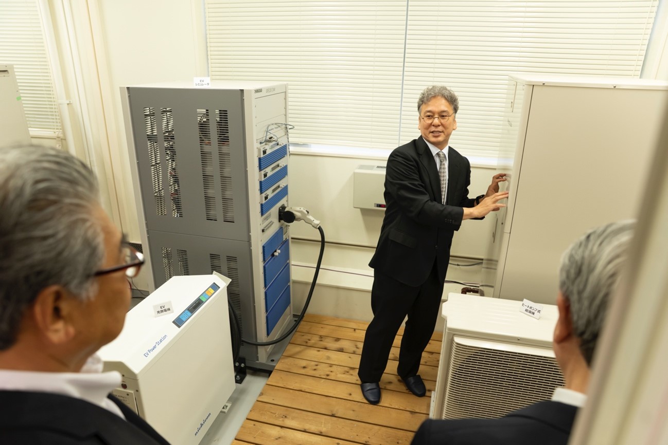 「EMS新宿実証センター」の研究内容を説明する林泰弘教授。