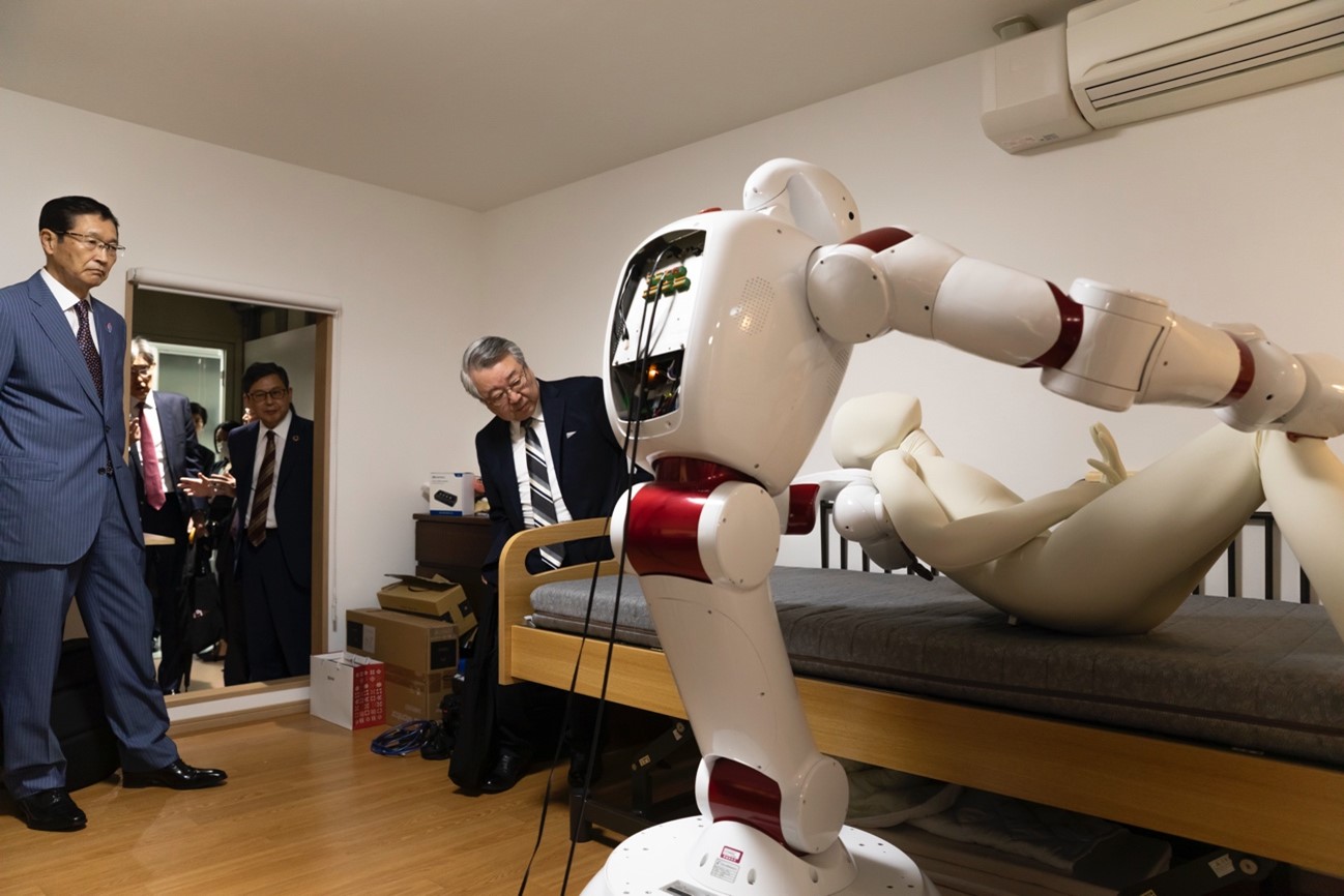 菅野教授が開発するロボットの視察